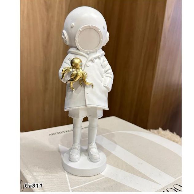 Articulo decorativo astronauta blanco pulpo dorado resina 10cm* 7,5cm* 23cm